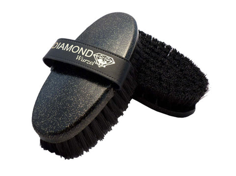 HAAS Diamond Diva Brush is the ultimate pampering brush for your horse! The brush is super soft lambswool surrounded by a border of soft horsehair bristles. The combination means the horsehair bristles remove dust and the soft fleece brings a glossy finish to your horse’s coat.
